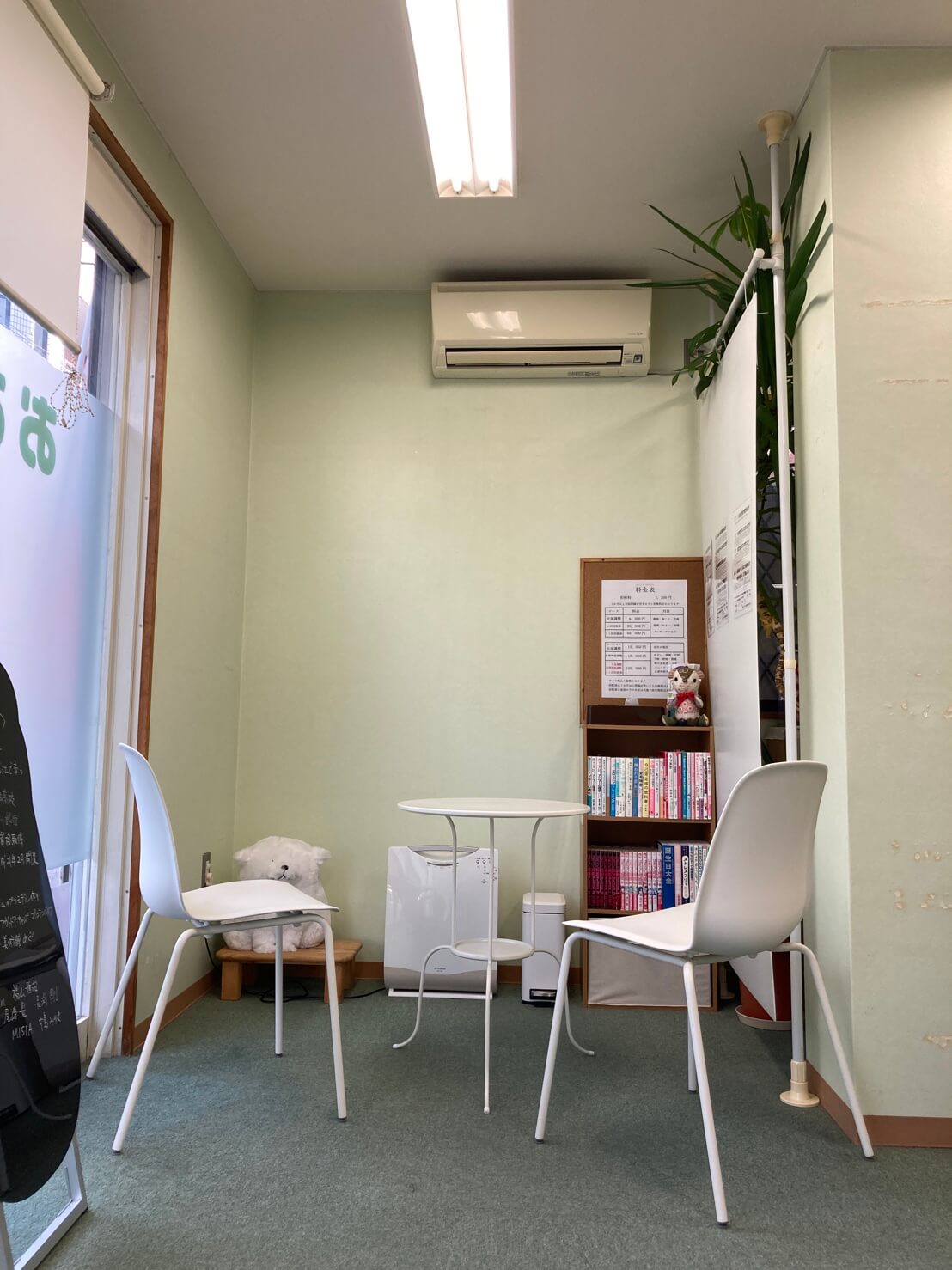 東大阪市の自律神経専門整体院のおおくま整骨院。院内の案内写真。施術室の写真。