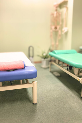おおくま整骨院の施術室。強い刺激を使わず、体にやさしい整体で自律神経のバランスを整えます。