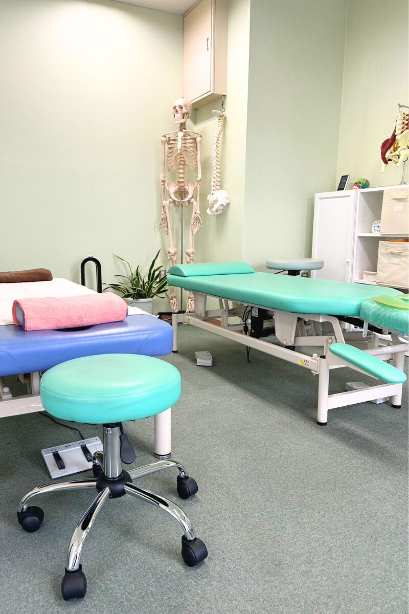 おおくま整骨院の施術室。強い刺激を使わず、体にやさしい整体で自律神経のバランスを整えます。