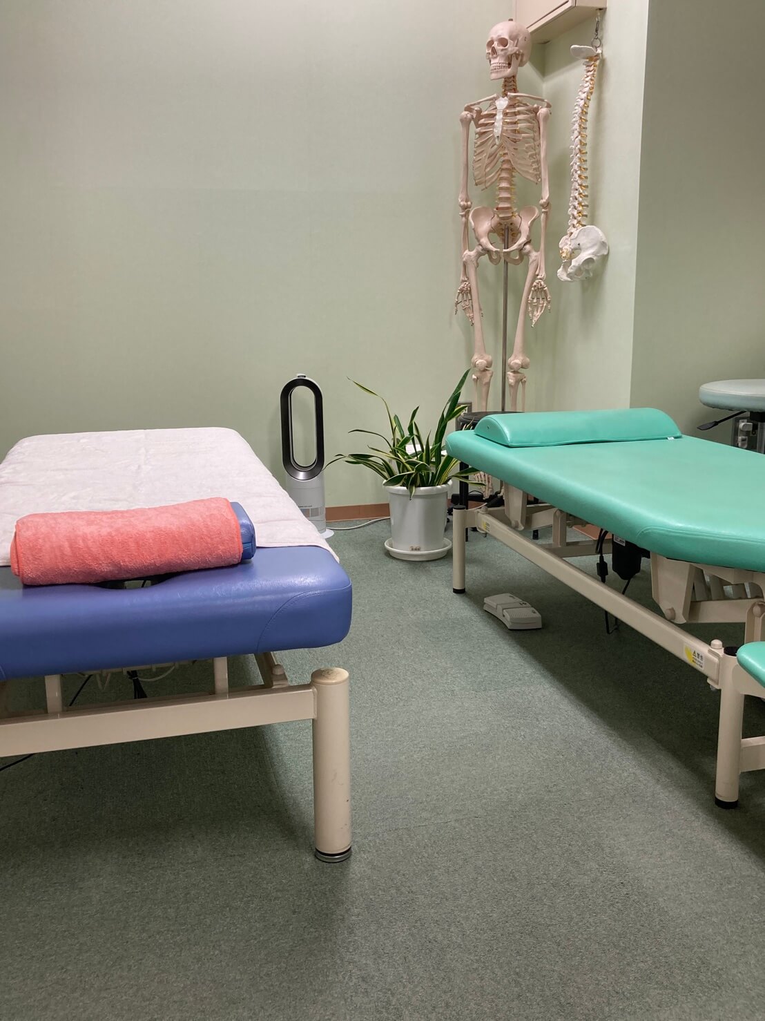 おおくま整骨院の施術室。強い刺激を使わず、体にやさしい整体で自律神経のバランスを整えます。