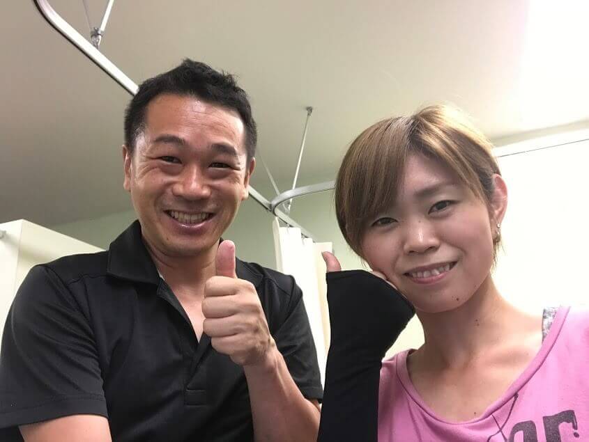 自律神経整体を受けていただいた女性のクライアントさんと一緒の笑顔の写真。