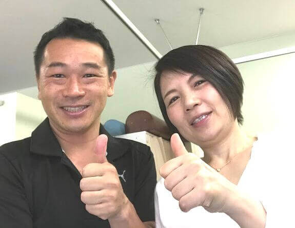 自律神経整体を受けていただいた女性のクライアントさんと一緒の笑顔の写真。